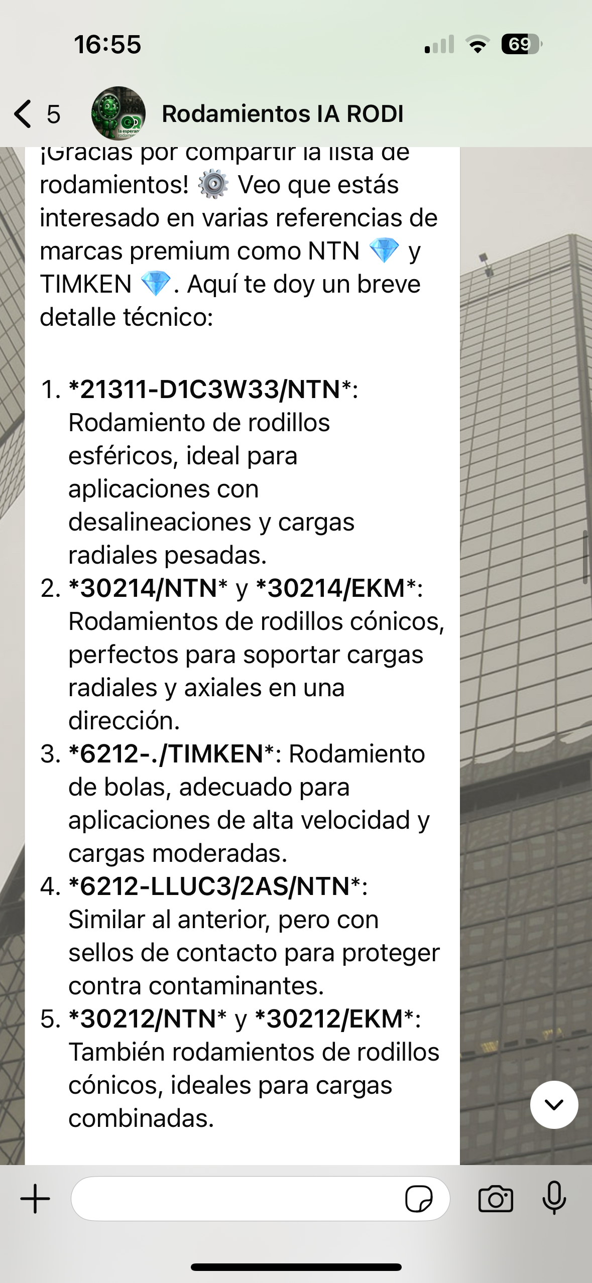 Demo de Industria Dando Detalles Técnicos